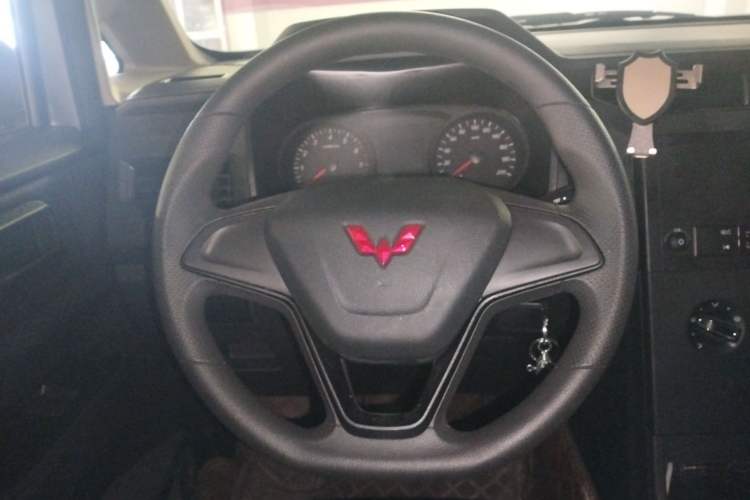 Used Wuling Hongguang PLUS 2020 1.5L Manual Standard Edition 5 Seats Steering Wheel