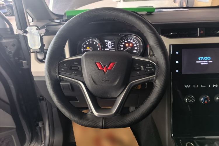 Used Wuling Hongguang PLUS 2020 1.5T Manual Commercial Vehicle 7 Seats Steering Wheel