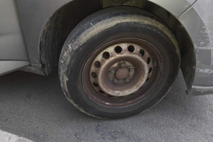 Used Wuling Hongguang PLUS 2020 1.5L Manual Standard Edition 5 Seats Right Front Wheel Hub