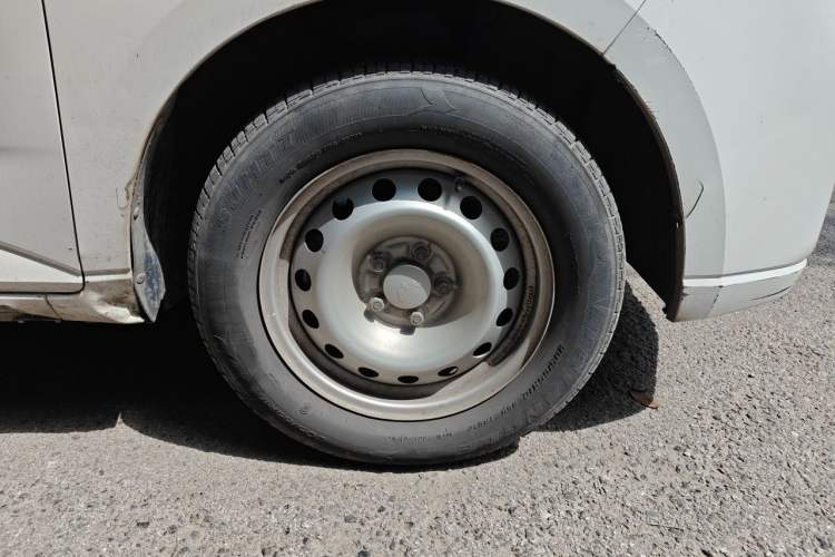 Used Wuling Hongguang PLUS 2020 1.5L Manual Standard Edition 5 Seats Right Front Wheel Hub