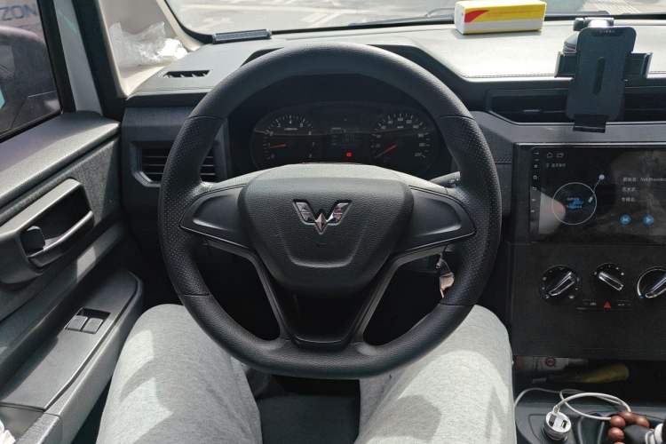 Used Wuling Hongguang PLUS 2020 1.5L Manual Standard Edition 5 Seats Steering Wheel