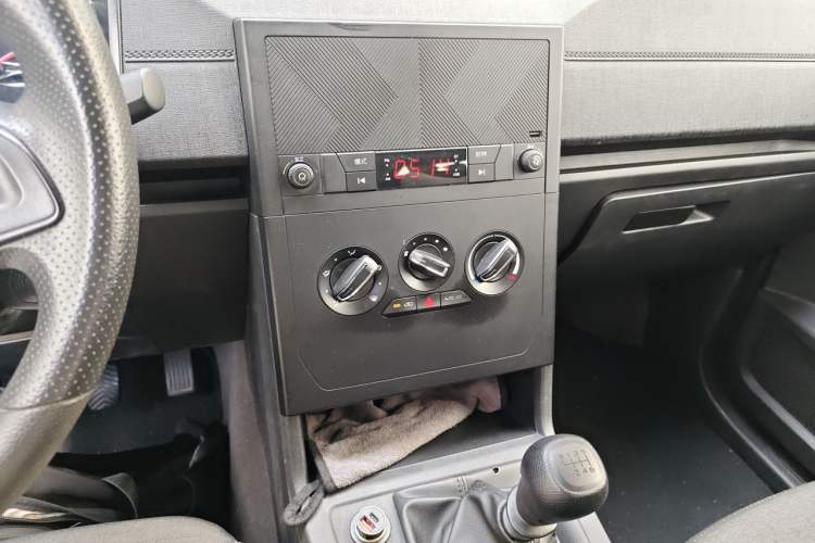 Used Wuling Hongguang PLUS 2020 1.5L Manual Standard Edition 7-Seater Audio And AC Panel
