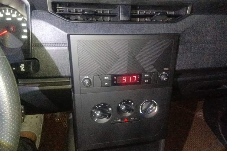 Used Wuling Hongguang PLUS 2020 1.5L Manual Standard Edition 5 Seats Audio And AC Panel