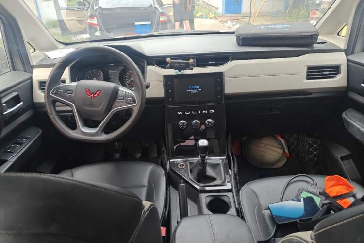 Used Wuling Hongguang PLUS 2020 1.5L Manual Comfort 7-Seater Center Console