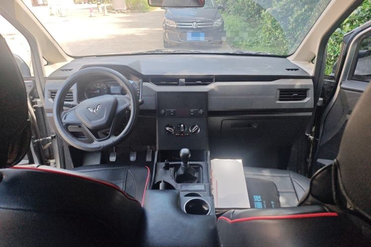 Used Wuling Hongguang PLUS 2020 1.5L Manual Standard Edition 5 Seats Center Console