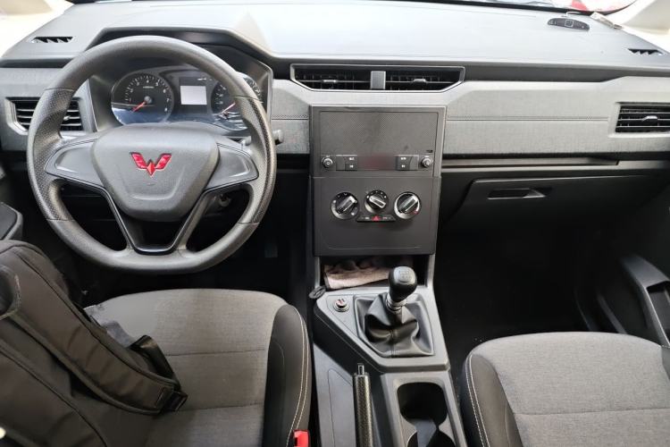 Used Wuling Hongguang PLUS 2020 1.5L Manual Standard Edition 7-Seater Center Console