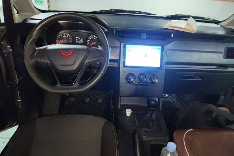 Used Wuling Hongguang PLUS 2020 1.5L Manual Standard Edition 7-Seater Center Console