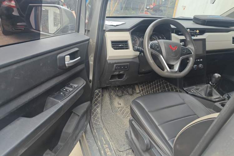 Used Wuling Hongguang PLUS 2020 1.5L Manual Comfort 7-Seater Driver Seat