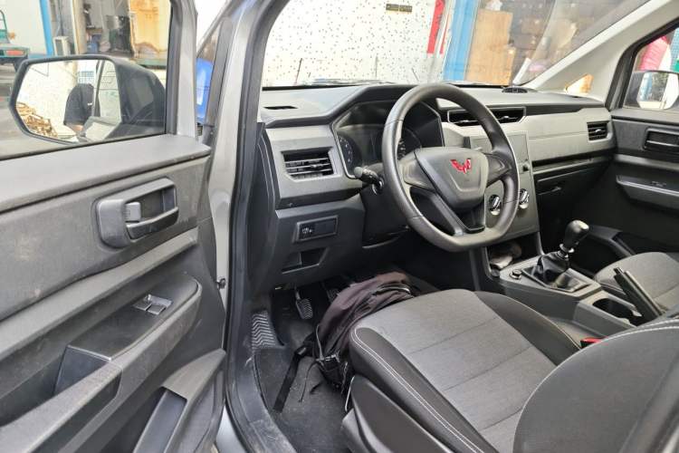 Used Wuling Hongguang PLUS 2020 1.5L Manual Standard Edition 7-Seater Driver Seat