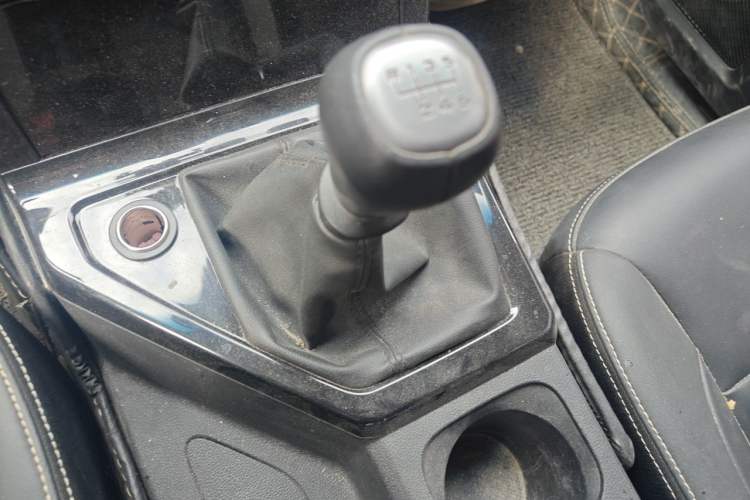 Used Wuling Hongguang PLUS 2020 1.5L Manual Comfort 7-Seater Gear Lever