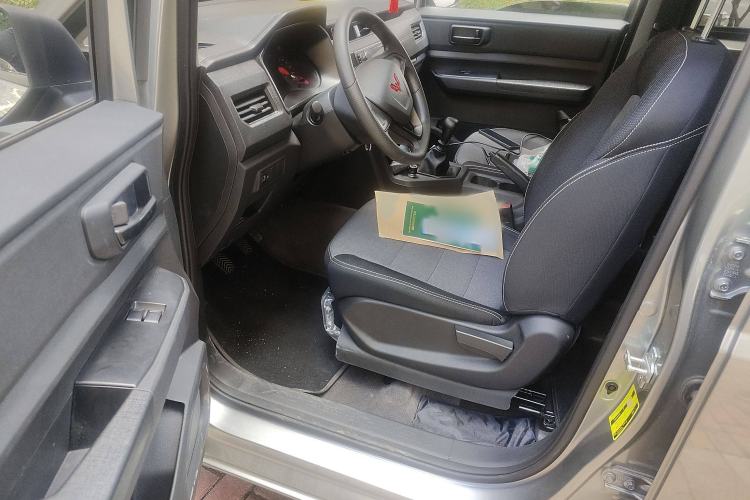 Used Wuling Hongguang PLUS 2020 1.5L Manual Standard Edition 5 Seats Interior 3