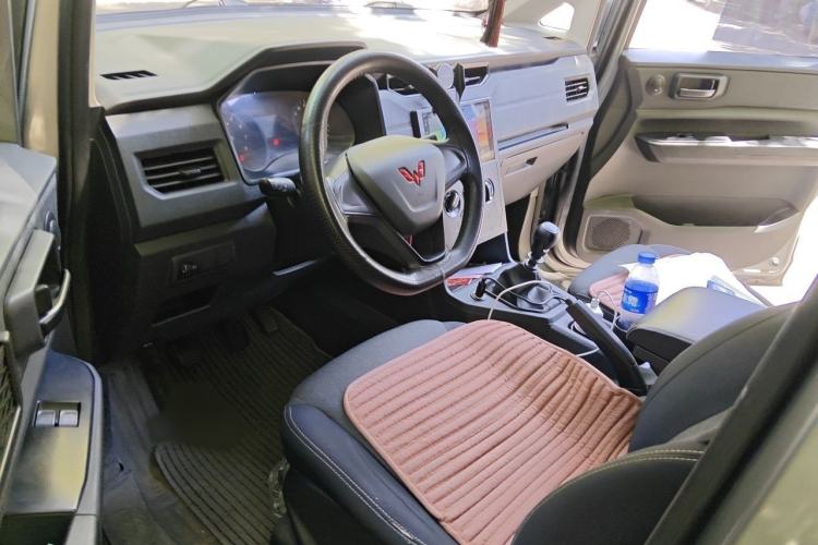 Used Wuling Hongguang PLUS 2020 1.5L Manual Standard Edition 5 Seats Interior 3