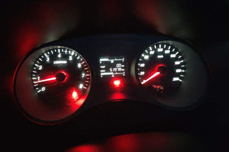 Used Wuling Hongguang PLUS 2020 1.5L Manual Standard Edition 7-Seater Odometer Close Up