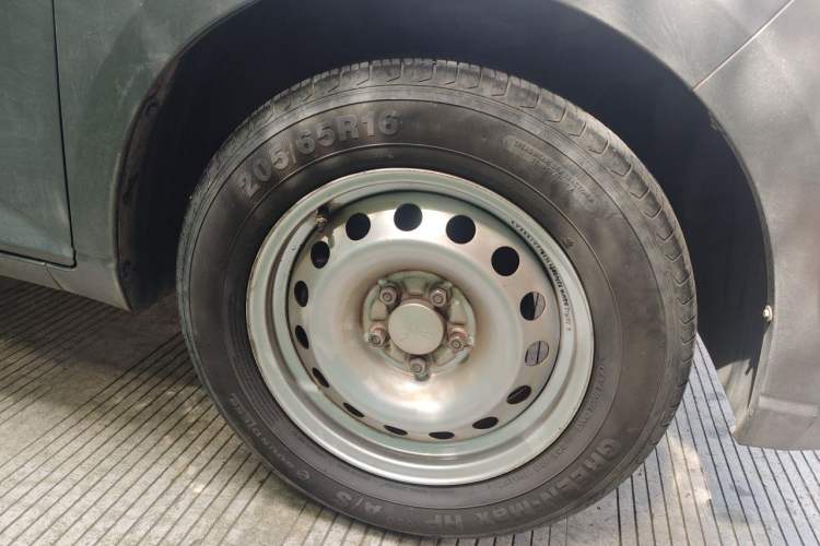 Used Wuling Hongguang PLUS 2020 1.5L Manual Standard Edition 5 Seats Right Front Wheel Hub