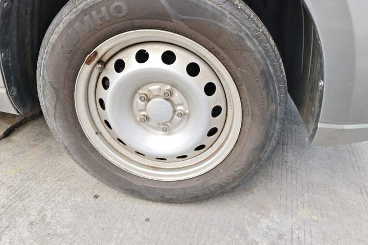 Used Wuling Hongguang PLUS 2020 1.5L Manual Standard Edition 7-Seater Right Front Wheel Hub