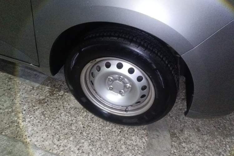Used Wuling Hongguang PLUS 2020 1.5L Manual Standard Edition 5 Seats Right Front Wheel Hub