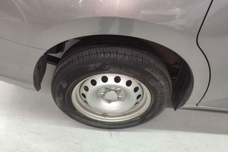 Used Wuling Hongguang PLUS 2020 1.5L Manual Standard Edition 5 Seats Right Rear Wheel Hub