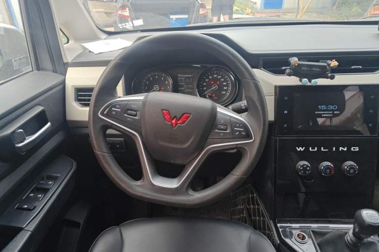 Used Wuling Hongguang PLUS 2020 1.5L Manual Comfort 7-Seater Steering Wheel