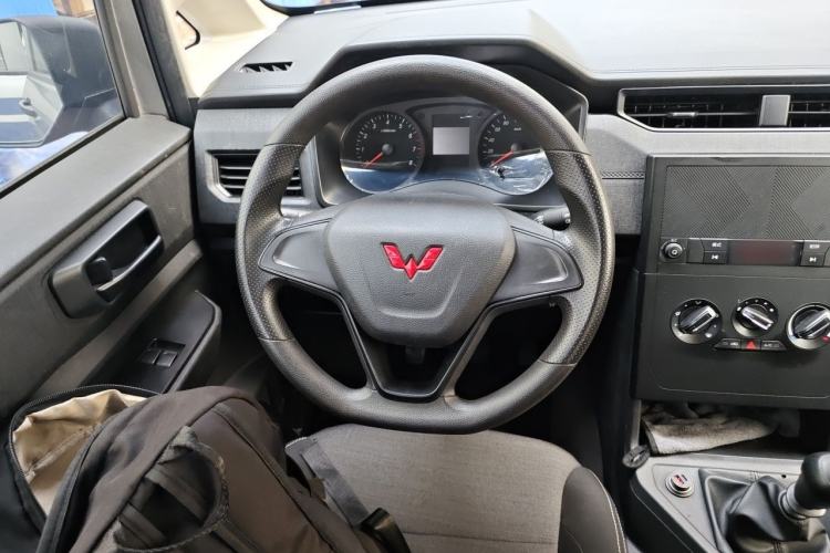 Used Wuling Hongguang PLUS 2020 1.5L Manual Standard Edition 7-Seater Steering Wheel