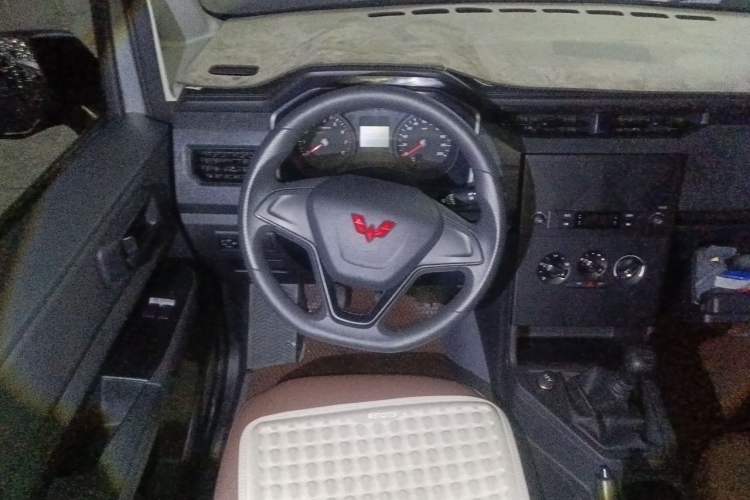 Used Wuling Hongguang PLUS 2020 1.5L Manual Standard Edition 5 Seats Steering Wheel