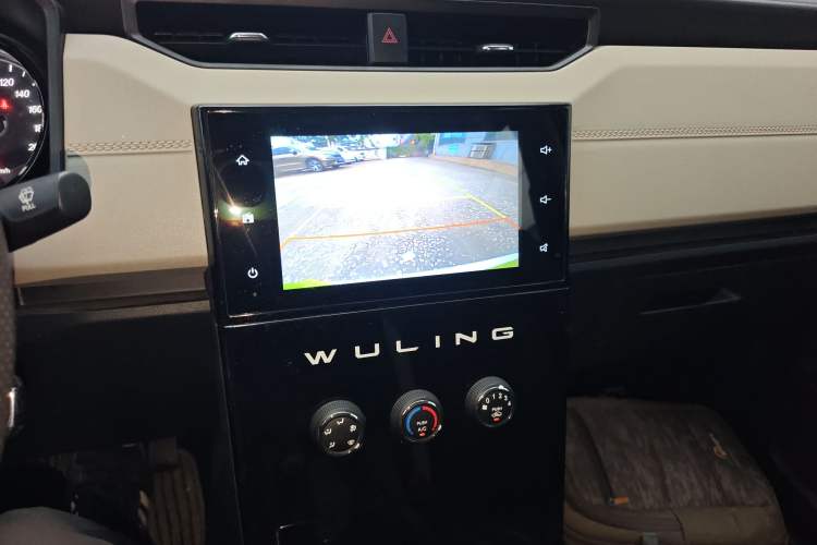 Used Wuling Hongguang PLUS 2020 1.5L Manual Comfort 7-Seater Audio And AC Panel