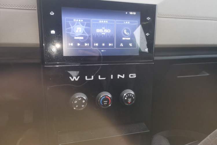 Used Wuling Hongguang PLUS 2020 1.5L Manual Comfort 7-Seater Audio And AC Panel