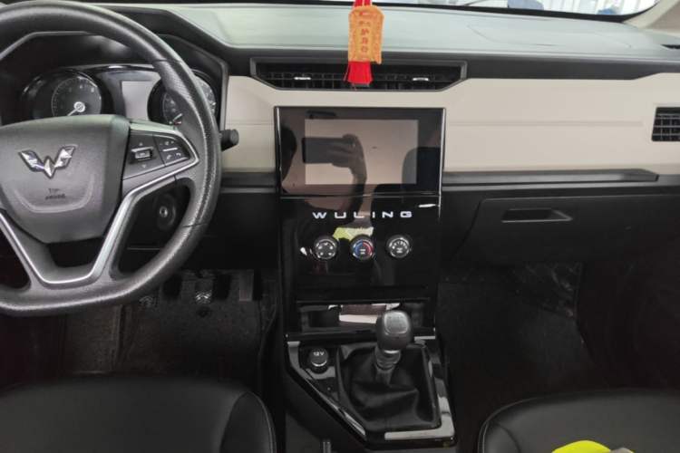Used Wuling Hongguang PLUS 2020 1.5L Manual Comfort 7-Seater Audio And AC Panel