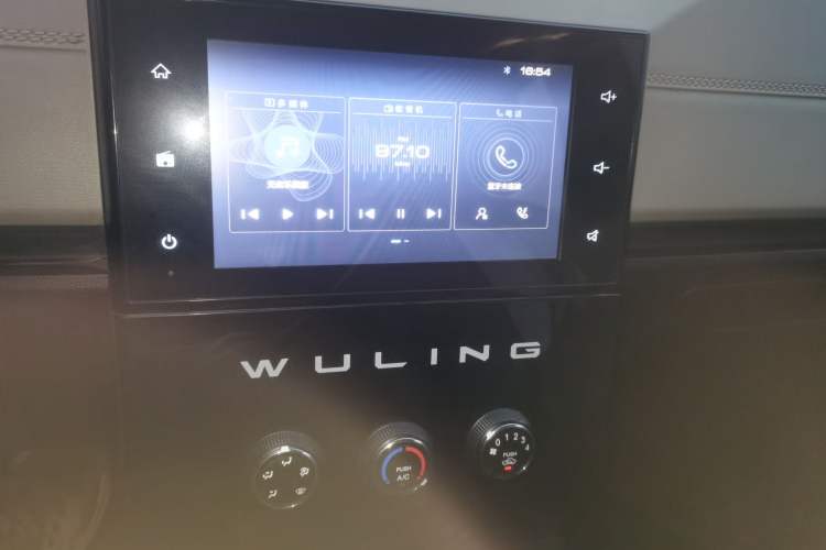 Used Wuling Hongguang PLUS 2020 1.5L Manual Comfort 7-Seater Audio And AC Panel