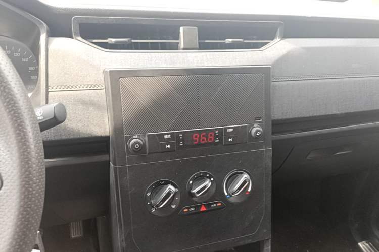Used Wuling Hongguang PLUS 2020 1.5L Manual Standard Edition 7-Seater Audio And AC Panel
