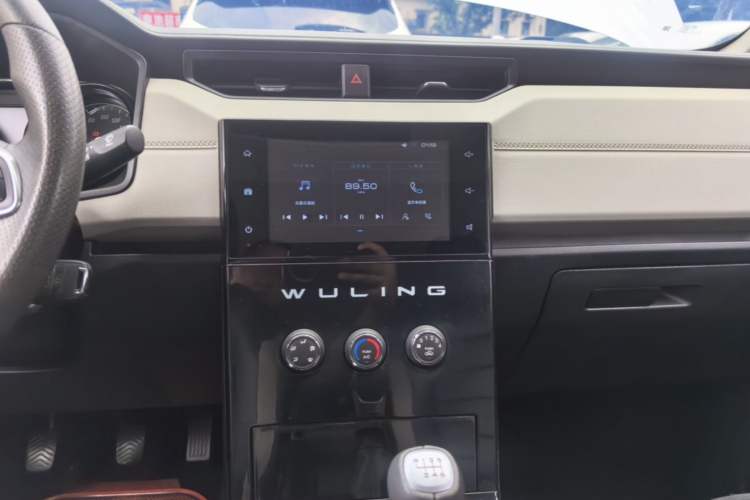 Used Wuling Hongguang PLUS 2020 1.5L Manual Comfort 7-Seater Audio And AC Panel