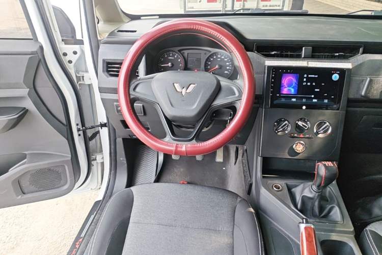 Used Wuling Hongguang PLUS 2020 1.5L Manual Standard Edition 5 Seats Audio And AC Panel