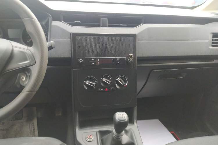 Used Wuling Hongguang PLUS 2020 1.5L Manual Standard Edition 7-Seater Audio And AC Panel