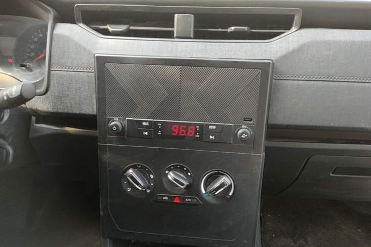 Used Wuling Hongguang PLUS 2020 1.5L Manual Standard Edition 7-Seater Audio And AC Panel