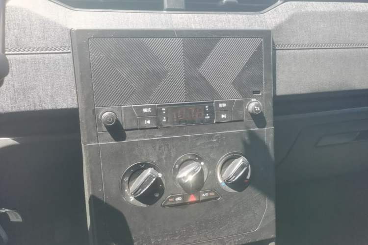 Used Wuling Hongguang PLUS 2020 1.5L Manual Standard Edition 5 Seats Audio And AC Panel
