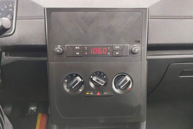 Used Wuling Hongguang PLUS 2020 1.5L Manual Standard Edition 7-Seater Audio And AC Panel