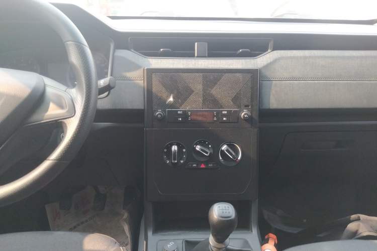 Used Wuling Hongguang PLUS 2020 1.5L Manual Standard Edition 7-Seater Audio And AC Panel