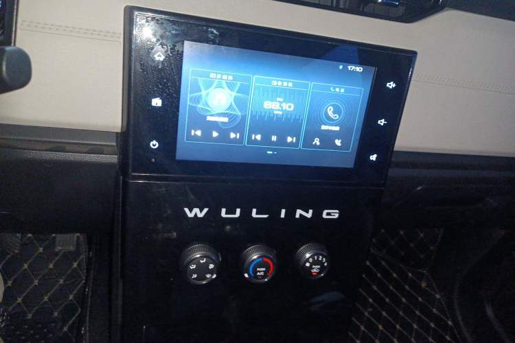 Used Wuling Hongguang PLUS 2020 1.5L Manual Comfort 7-Seater Audio And AC Panel