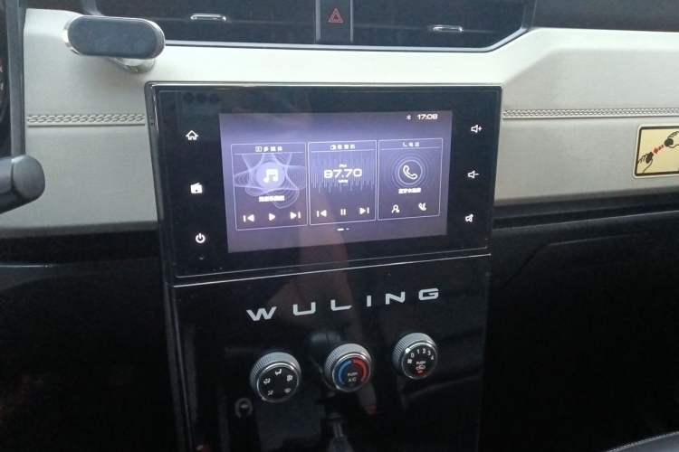 Used Wuling Hongguang PLUS 2020 1.5L Manual Comfort 7-Seater Audio And AC Panel