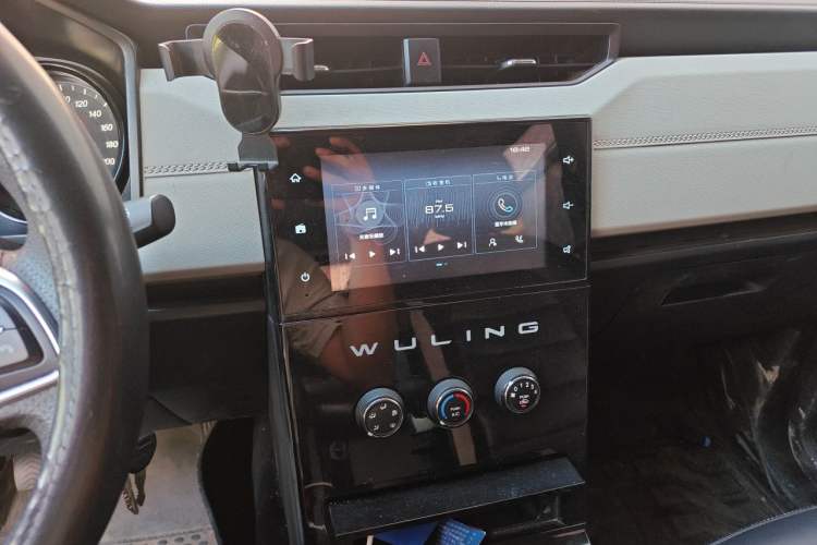 Used Wuling Hongguang PLUS 2020 1.5L Manual Comfort 7-Seater Audio And AC Panel