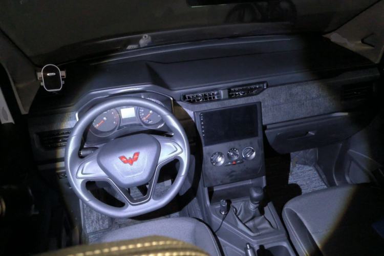 Used Wuling Hongguang PLUS 2020 1.5L Manual Standard Edition 5 Seats Center Console