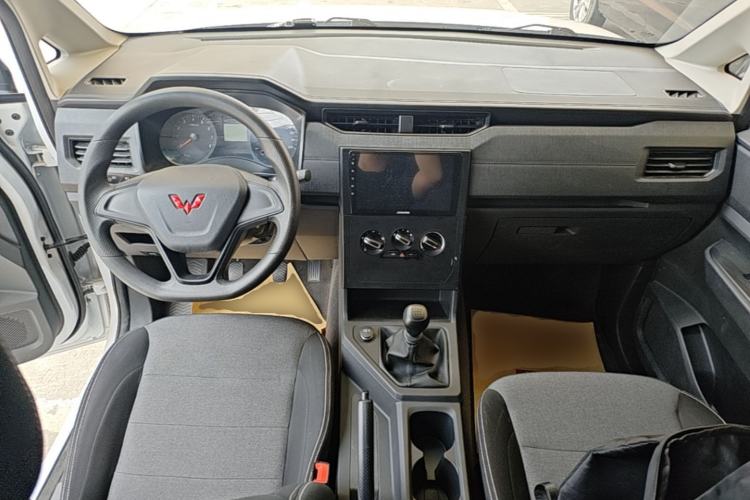 Used Wuling Hongguang PLUS 2020 1.5L Manual Standard Edition 5 Seats Center Console
