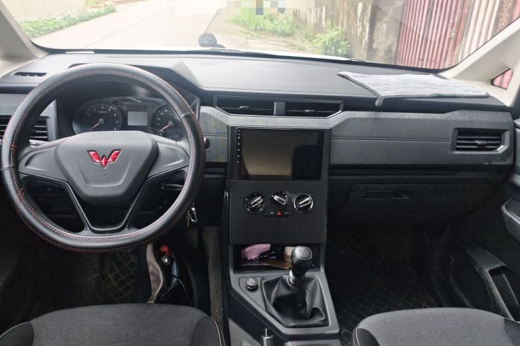 Used Wuling Hongguang PLUS 2020 1.5L Manual Standard Edition 7-Seater Center Console