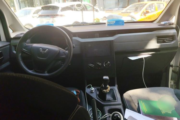 Used Wuling Hongguang PLUS 2020 1.5L Manual Standard Edition 7-Seater Center Console