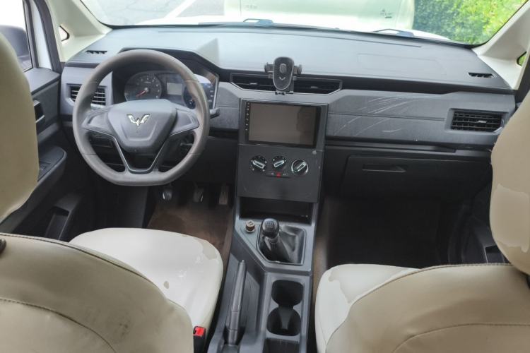 Used Wuling Hongguang PLUS 2020 1.5L Manual Standard Edition 5 Seats Center Console
