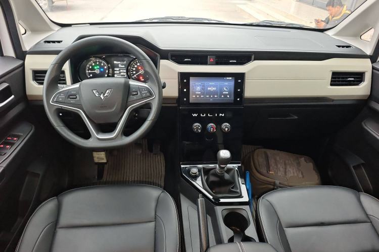 Used Wuling Hongguang PLUS 2020 1.5L Manual Comfort 7-Seater Center Console
