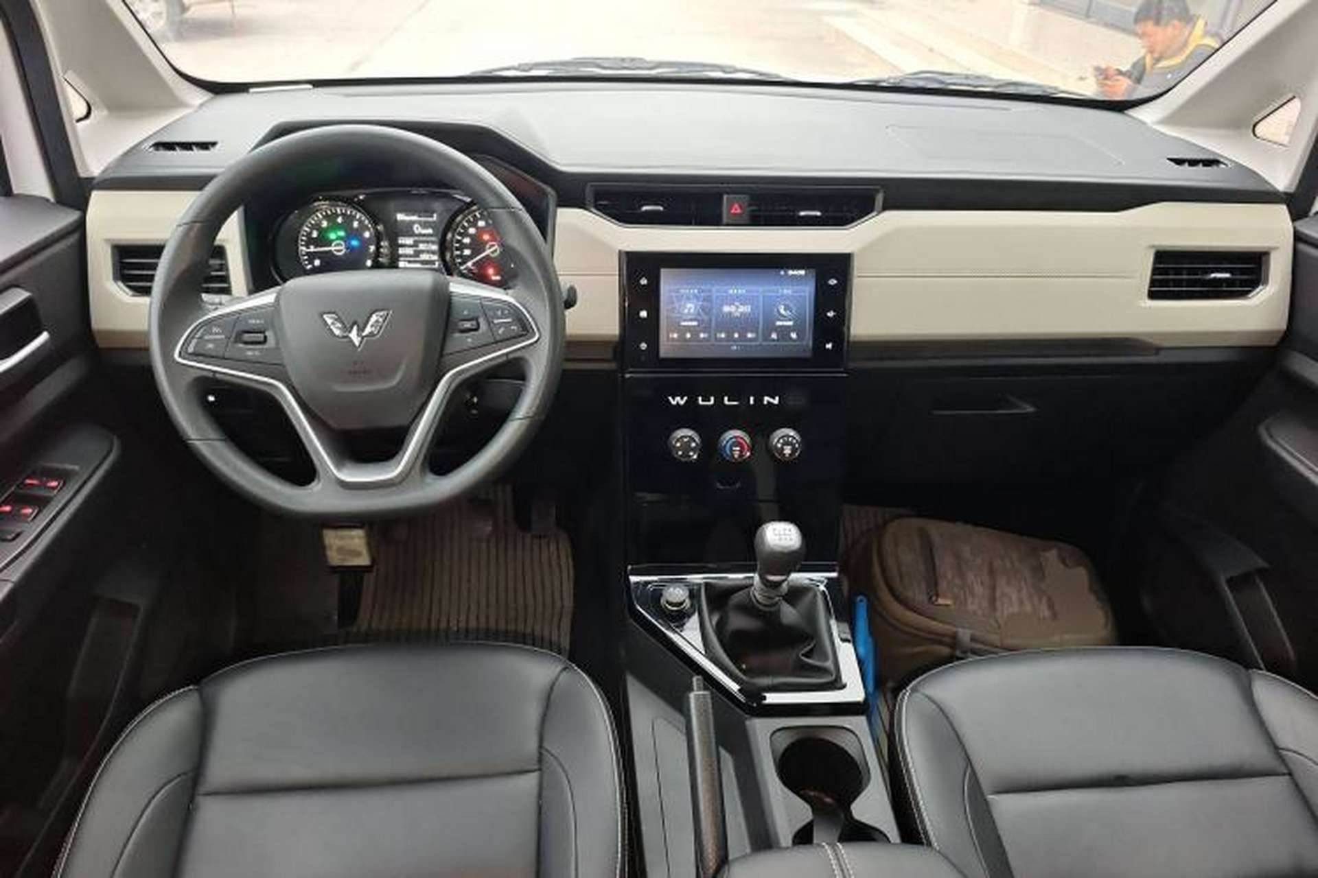 Used Wuling Hongguang PLUS 2020 1.5L Manual Comfort 7-Seater Center Console