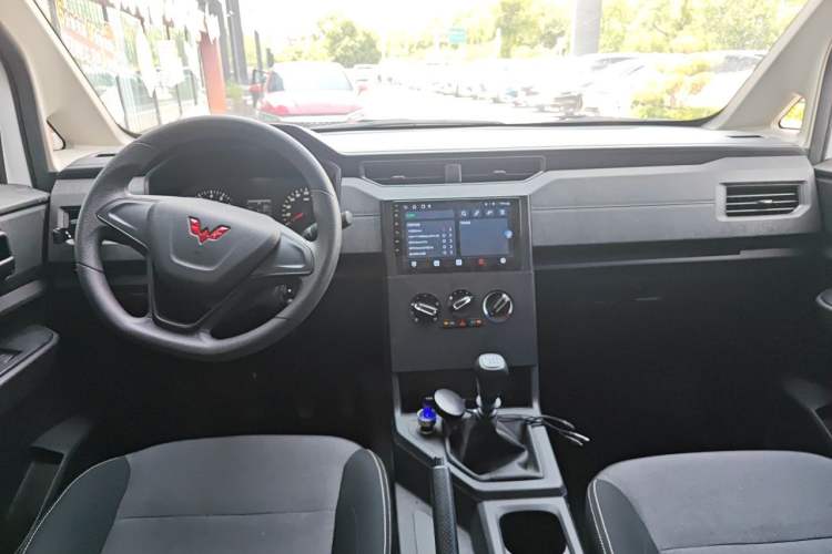 Used Wuling Hongguang PLUS 2020 1.5L Manual Standard Edition 7-Seater Center Console