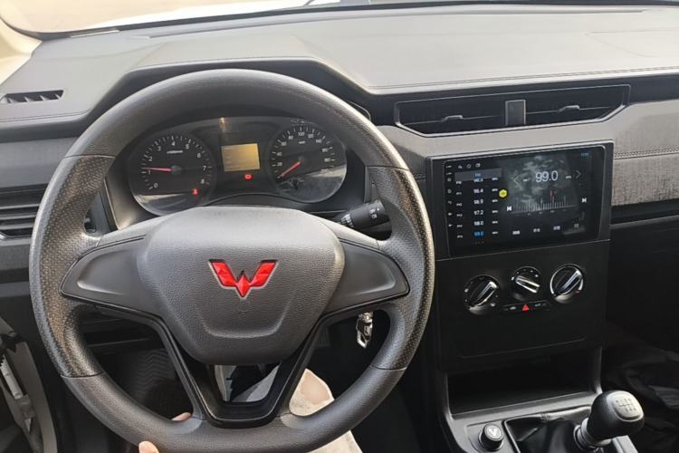 Used Wuling Hongguang PLUS 2020 1.5L Manual Standard Edition 5 Seats Center Console