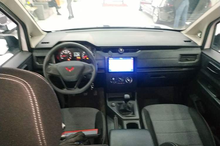 Used Wuling Hongguang PLUS 2020 1.5L Manual Standard Edition 7-Seater Center Console