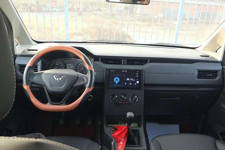Used Wuling Hongguang PLUS 2020 1.5L Manual Standard Edition 7-Seater Center Console